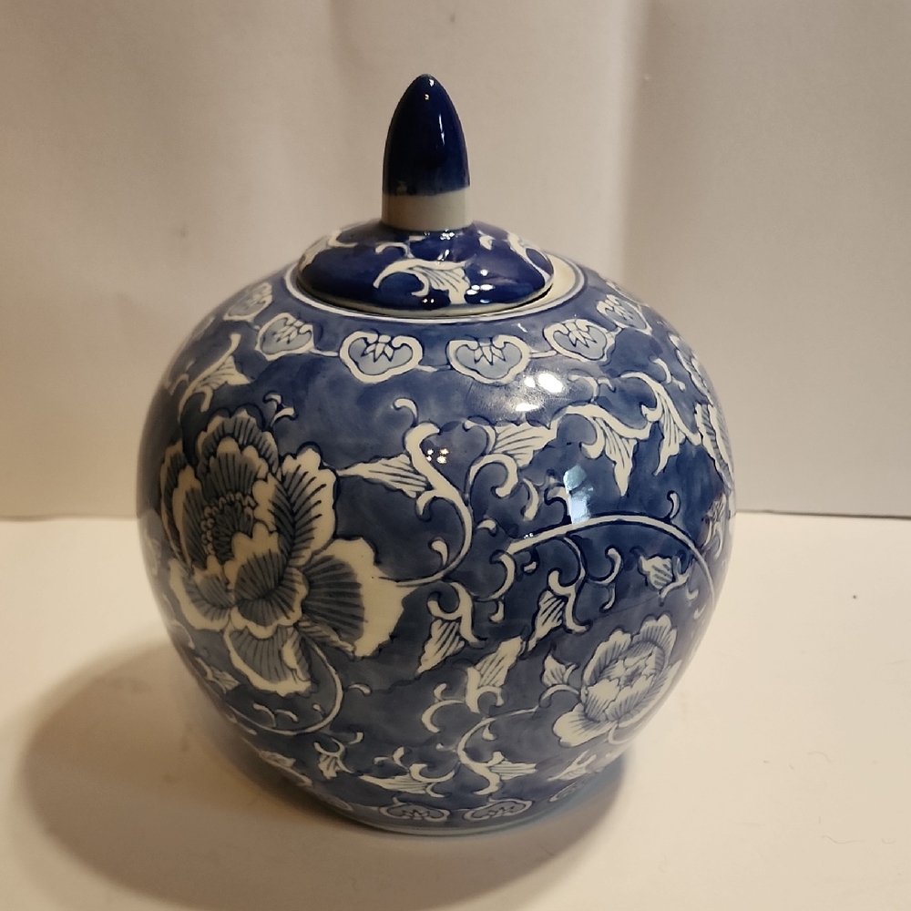 Two's Company 'The Canton Collection' Blue and White Ceramic Art Piece